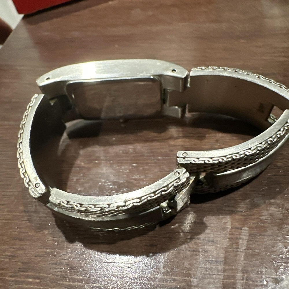 Runs DKNY Women's Silver Toned Bracelet Band Analog Watch Fits Small Wrist 4-5in - Picture 9 of 9